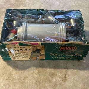 Vintage MIRRO Cookie Press w/Recipe Book